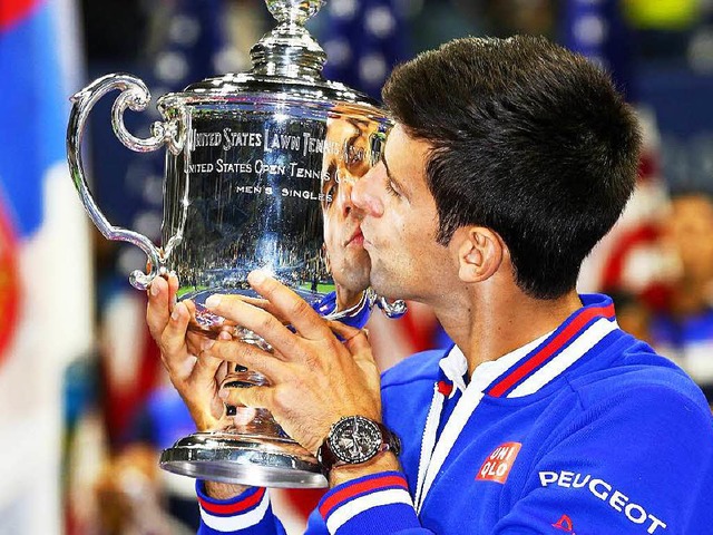 Ksschen fr den Siegerpokal: Novak Djokovic  | Foto: AFP