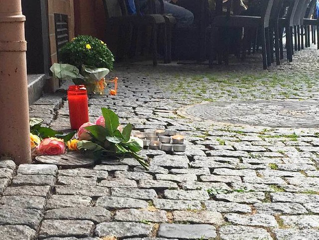 In der Gartenstrae haben Menschen Blu... in Gedenken an  Kbra C. aufgestellt.  | Foto: Joachim Rderer