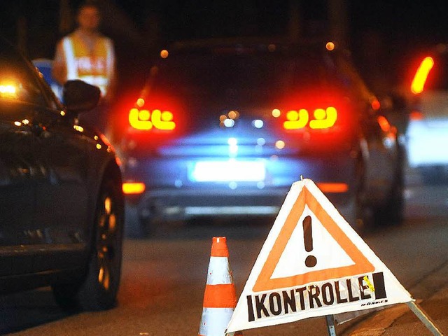 Wie hier bei Lindau kontrolliert die b...lizei den Grenzverkehr zu sterreich.   | Foto: dpa