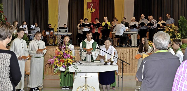 Kiechlinsbergen. Pfarrer Jrgen Schindler beim zelebrieren der Messe.  | Foto: Roland Vitt