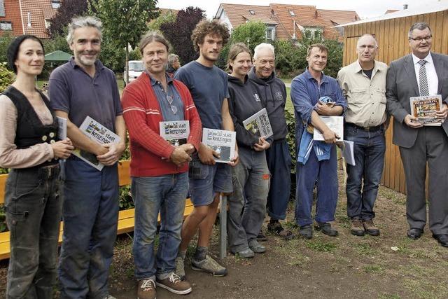 Holzbildhauer werkeln im Alten Grn