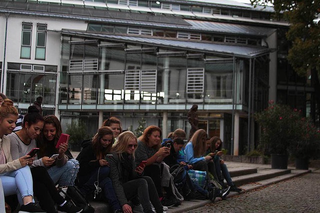 Vor dem Emmendinger Rathaus probieren Jugendliche den neuen Hotspot aus.   | Foto: Felix Lieschke