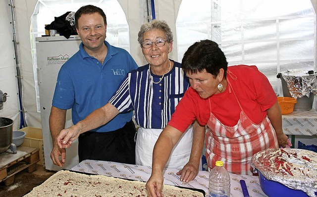 Rund 250 Kilo Zwiebeln verarbeiteten d...lle fr ihren leckeren Zwiebelkuchen.   | Foto: Senta Knecht