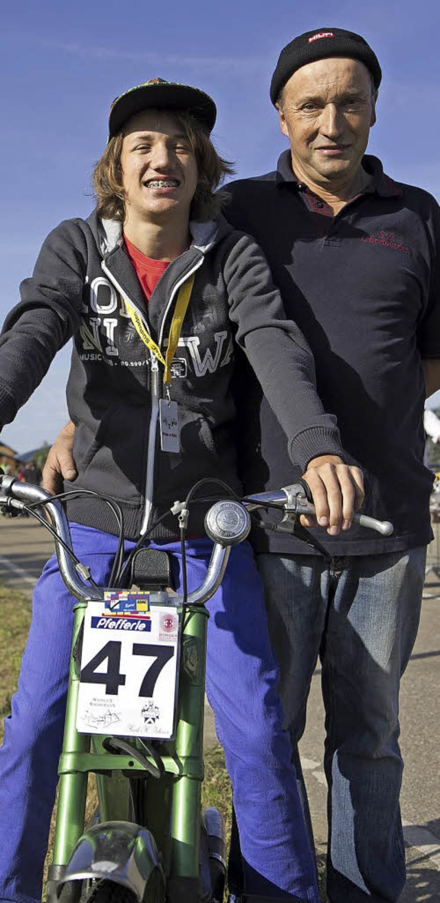 Nikolaj Krz (14), Fahrer von der Soli...ter, dem Motorsport- und Jugendleiter.  | Foto: Daniel Fleig