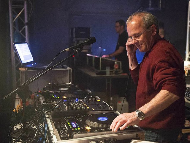 Werner Hferlin steht als DJ Werner seit 1978 an Mischpult und Plattenteller.  | Foto: Volker Mnch