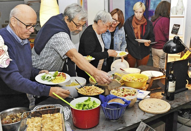 Zugegriffen haben die Mitglieder des K...ur Lahr beim Bffet des Sommerfestes.   | Foto: Axel Fleig