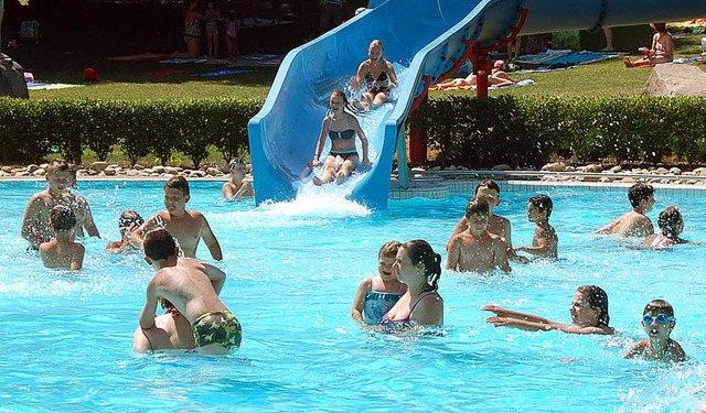 Die rekordverdchtigen Temperaturen be...dem Kanderner Freibad enormen Zulauf.   | Foto: Frey