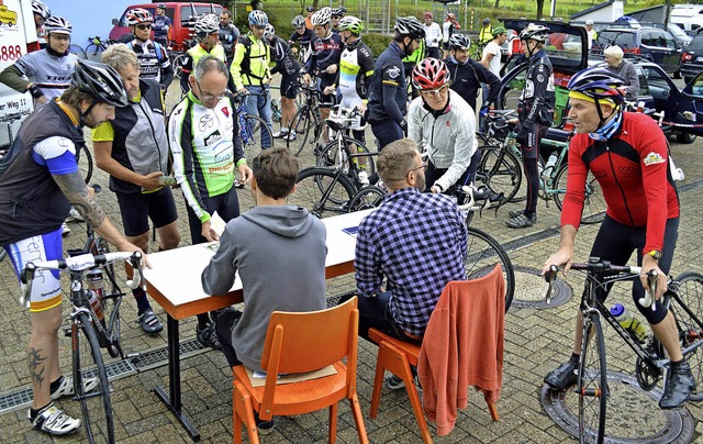 Da es nicht um Sekunden ging, verlief ... dem Stempeln der Karte ohne Hektik.    | Foto: Gerhard Lck