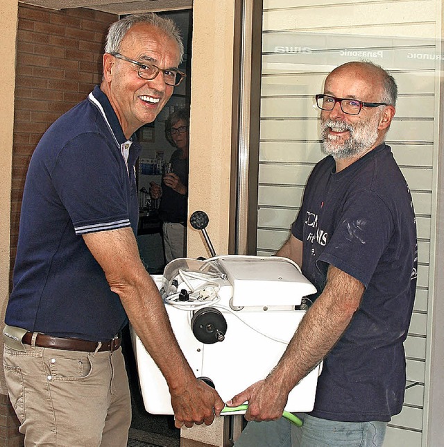 Michael Srgel (rechts) packt die gespendete Maschine.   | Foto: Privat