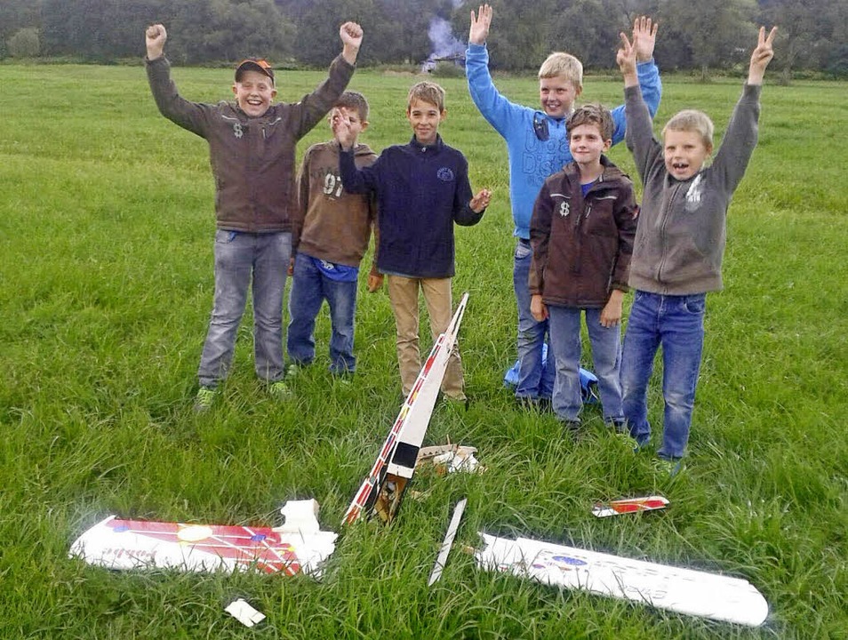 Aus Fehlern lernen: Trotz eines Abstur...nder bei der Modellfluggruppe Wieslet.  | Foto: gabriele poppen