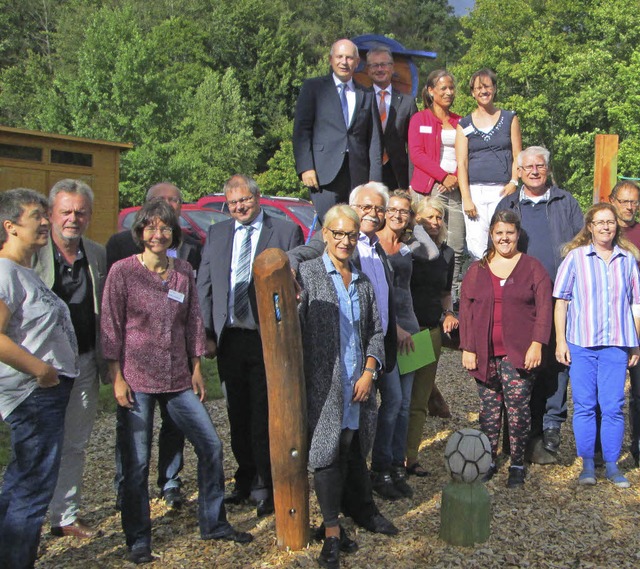 Den neuen Spielplatz von Treffpunkt Ki... Sparkasse  und Volksbank eingeweiht.   | Foto: Elena Butz