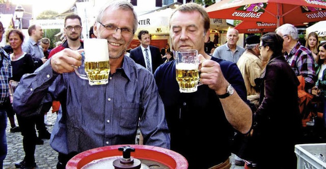 Stadtrat Wolf-Dieter Winkler und Brge...ner stieen auf die Hockerffnung an.   | Foto: Hans Sigmund