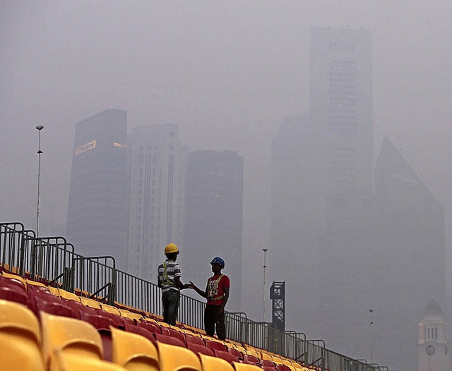 Man kann die Hochhuser nur noch erahn...schmutzung,  berdeckt ganz Singapur.   | Foto: dpa