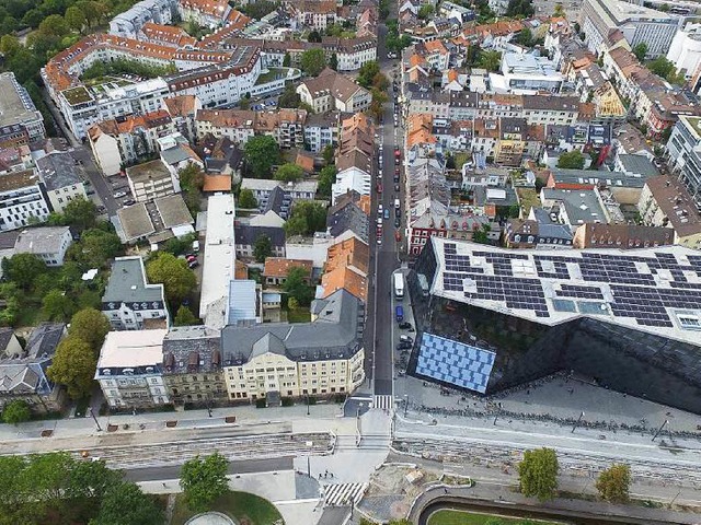 Das neue Kollegiengebude der Universi...e (linke Bildhflfe) errichtet werden.  | Foto: Thomas Holtz