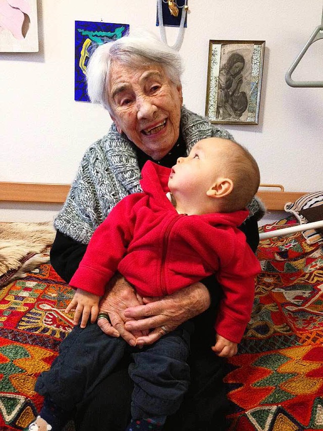 Ilse Katinka Robaschik mit ihrem Urenkel.  | Foto: Miriam Beer