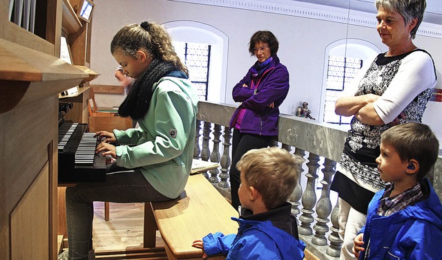 Kinder  wie hier Tim (vorne im Bild)  ...er Orgel in der Lieler Kirche spielen.  | Foto: Jutta Schtz