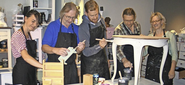 Einfach ausprobieren: Andrea Schultz u...on rechts) mit Kunden bei der Arbeit.   | Foto: Helmut Hassler