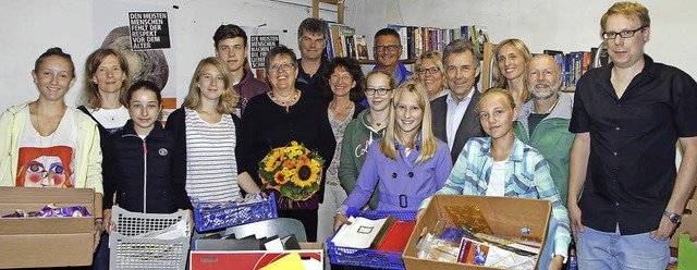 Helfer der Aktion  Schulmaterial fr d...) und   Johannes Barth (ganz rechts)    | Foto: HEIDI FSSEL