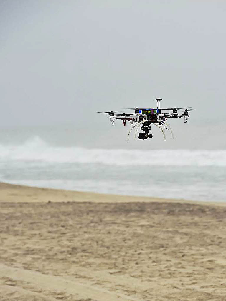 Die Drohnen berfliegen den ganzen Tag den Strand.