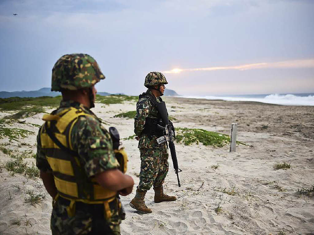 Doch um das zu verhindern,  patrouillieren mexikanische Marinesoldaten am Morro Ayuta Strand.
