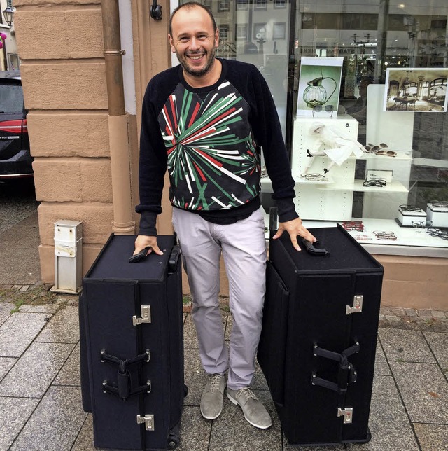 Michael Heinz mit 800 Brillen in zwei Koffern.  | Foto: Sonja Mller