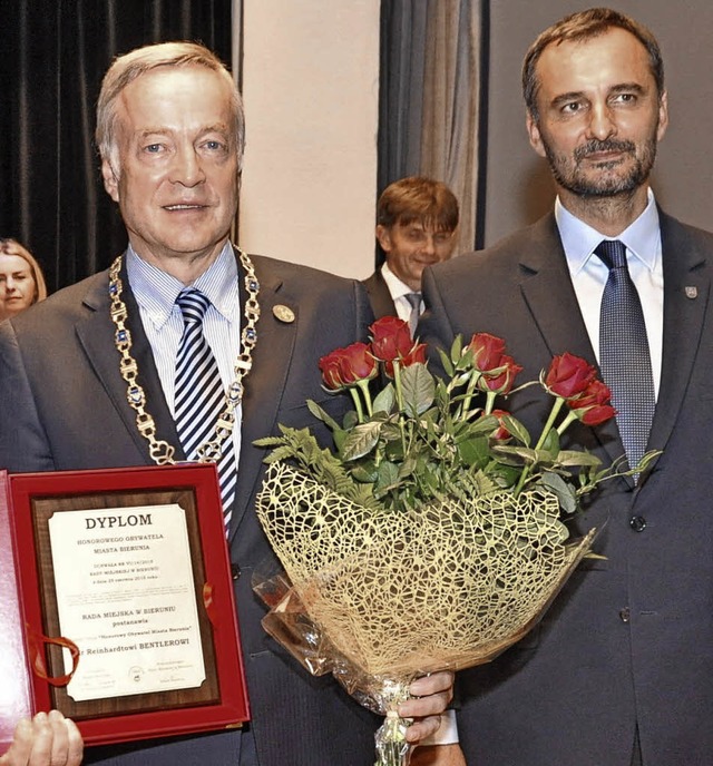 Reinhard Bentler mit der Ehrenbrgerkette und Brgermeister Krystian Grzesica  | Foto: Rolf Meyer