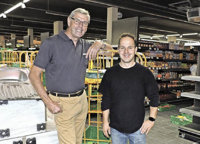 Dieter und Mike Schneider sind die Inhaber und Leiter des neuen Rewe.  | Foto: Sylvia Timm