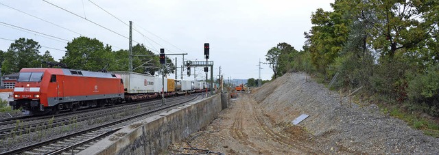 Wo frher eine Rampe zur Festhallenbr...rung der Rheintalstrecke vorbereitet.   | Foto: Lauber