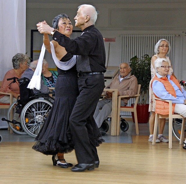 Nancy Stahl und ihr Mann Pier Luigi er... als Tanzpaar inmitten der Cafeteria.   | Foto: Frey