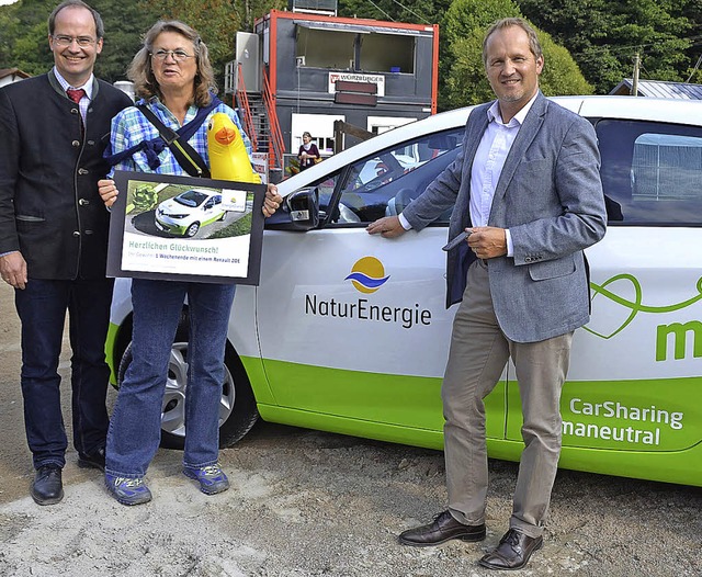 Ein Elektromobil der Marke Renault Zoe... vom Energiedienst  entgegennehmen.     | Foto: Markus Maier