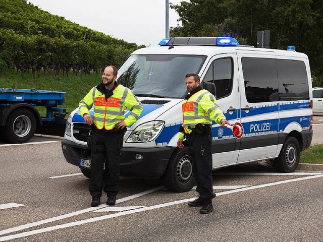 Bundespolizisten kontrollieren die Grenze bei Breisach.  | Foto: Charlotte Janz