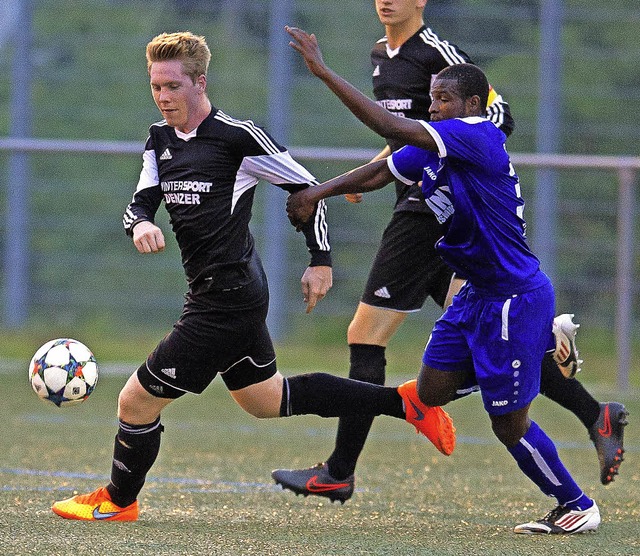 Der Gndelwanger Denis Klein (links) k...gen. Dennoch unterlag der SVG mit 2:3.  | Foto: SCHEU