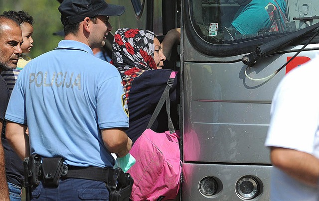 Weitertransport ins Aufnahmelager: syrische Flchtlinge am Mittwoch in Kroatien   | Foto: dpa