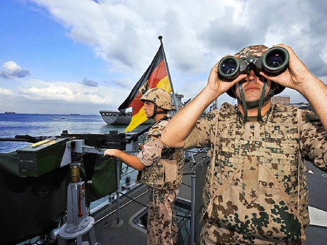 Deutsche Marinesoldaten im Einsatz gegen Schleuser   | Foto: dpa