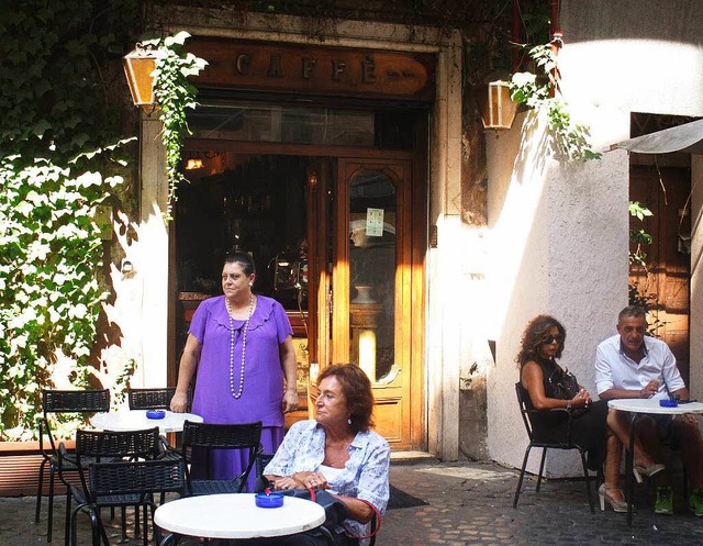 Daniela Serafini steht Anfang September  in Rom vor ihrem Caff de la Pace.   | Foto: dpa