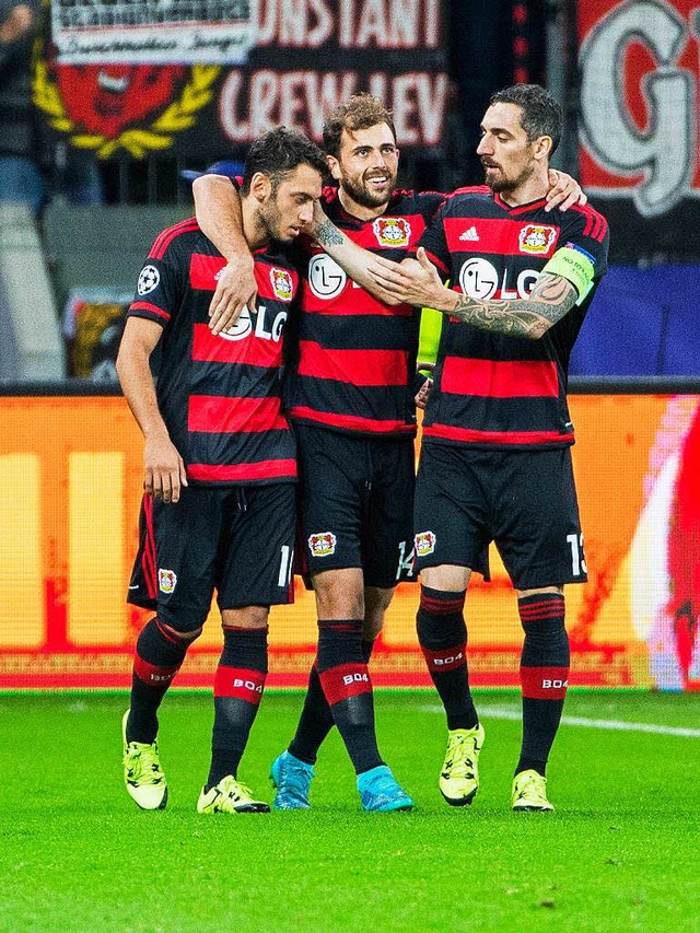 Leverkusens Hakan Calhanoglu (l) freut...Admir Mehmedi und Roberto Hilbert (r).  | Foto: dpa