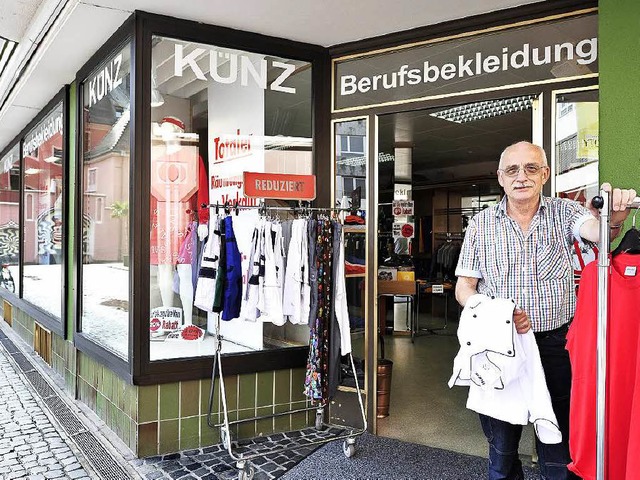 Klaus Schhle vor seinem Geschft, das er im Oktober schliet.  | Foto: Thomas Kunz