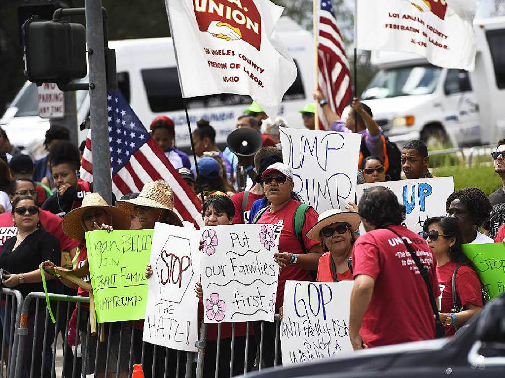 Schon vor der Debatte protestieren Anhnger der Demokraten gegen die republikanischen Kandidaten vor der Ronald Reagan Presidential Library in Simi Valley, Kalifornien.