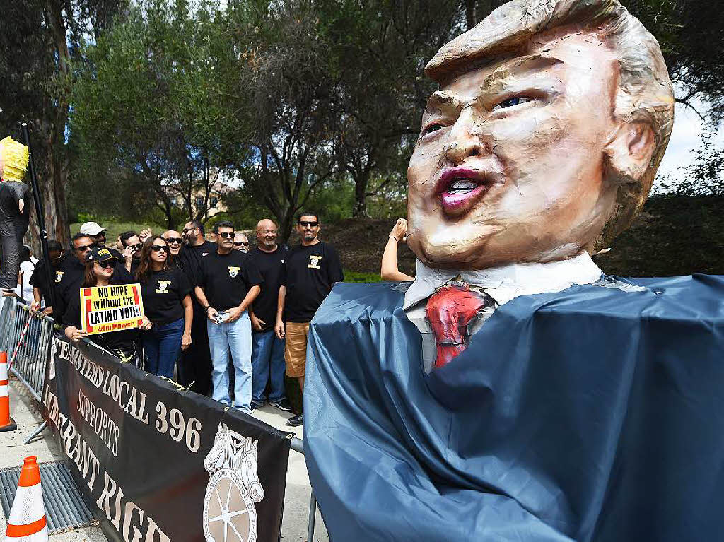 Mit einer Pappfigur von Donald Trump protestierten die Anhnger der Demokraten.