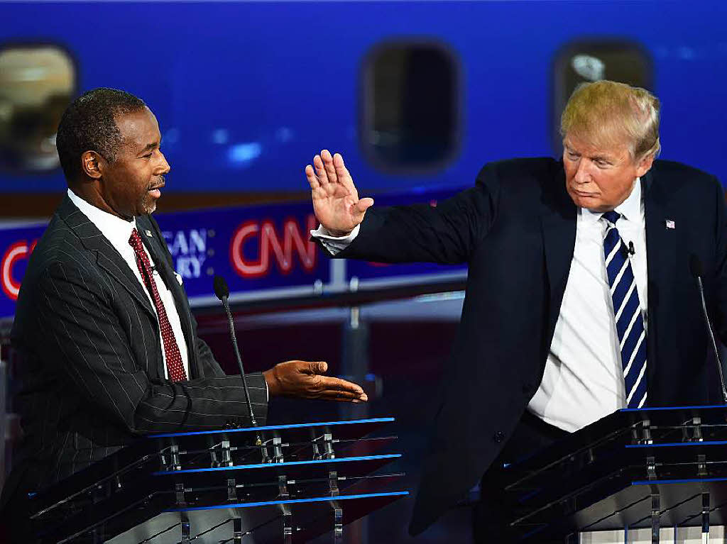 Ben Carson, Chrirug aus Baltimore, und Donald Trump klatschen sich ab.