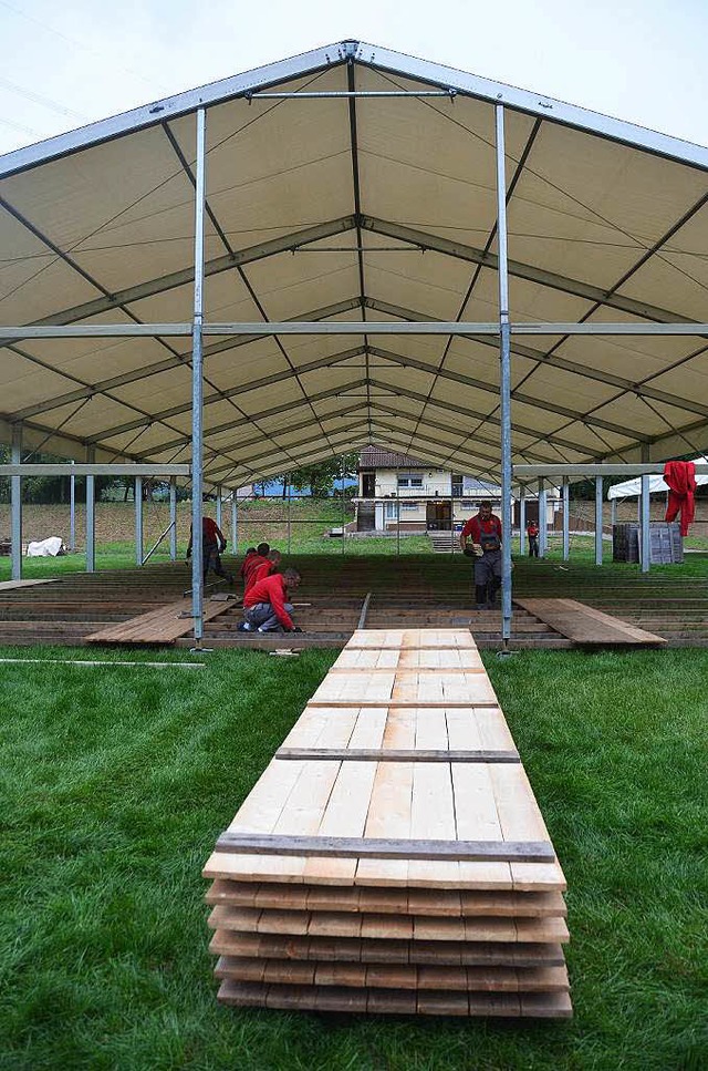 Auf dem Norsinger Sportplatz werden zw...aumzelte fr Flchtlinge eingerichtet.  | Foto: Andrea Gallien