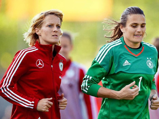 Saskia Bartusiak (links) wird  Nachfolgerin von Nadine Angerer.  | Foto: dpa