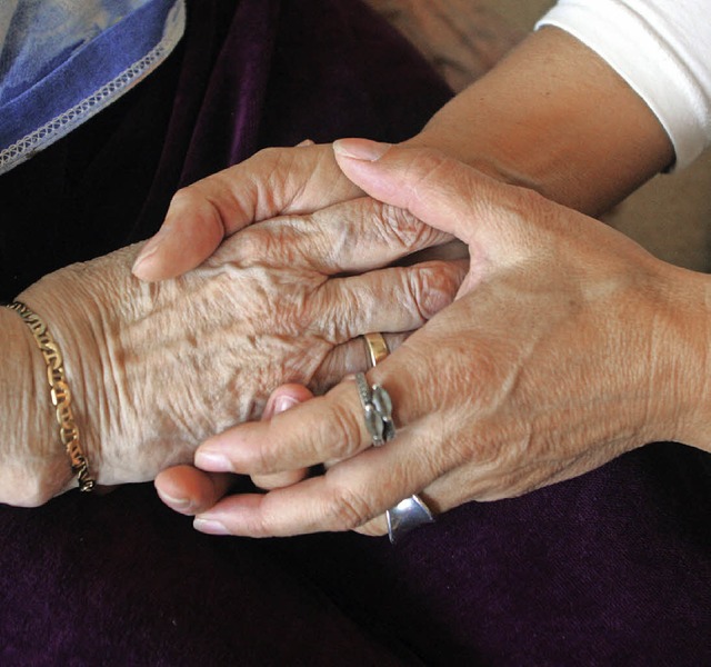 Demenzerkrankte brauchen Zuneigung und frsorgende Pflege.   | Foto: dpa