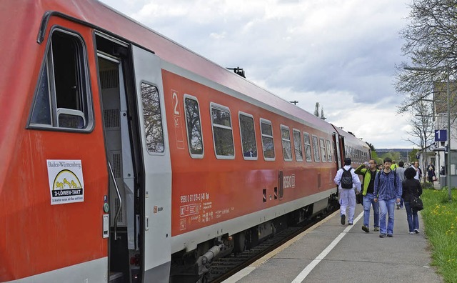 Die Bahnsteige am Bahnhof in Lffingen sollen lnger und hher werden.  | Foto: Martin Wunderle