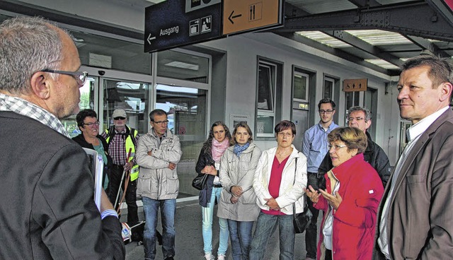 Claudia Weishaar (Zweite von rechts) b...en Donaueschinger Bahnhof erluterte.   | Foto: Gnter Vollmer