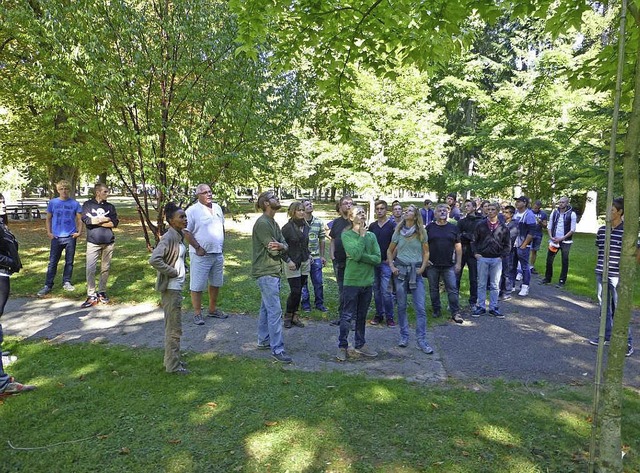 Die angehenden Grtner und Landschafts...usgiebig im Bad Krozinger Kurpark um.   | Foto: privat