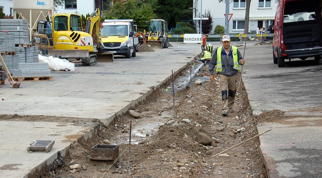 Bordsteine und Rinnenplatten lsst die...nde Gundelfingen im Herdweg verlegen.   | Foto: Andrea Steinhart