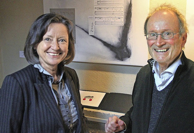 Anita Tschirwitz vor ihrem Werk &#8222...en mit ihrem Gastgeber Volker Thomas.   | Foto: Horst David