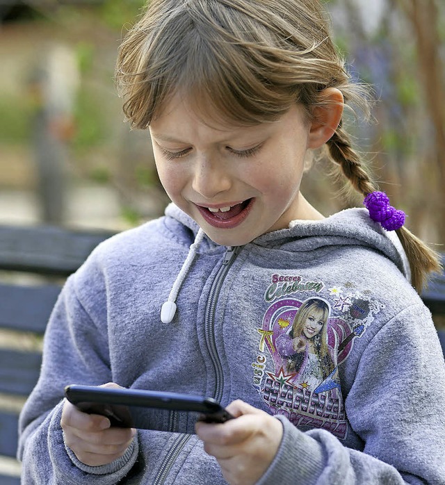 Bevor Kinder  Smartphones allein nutze... und Vereinbarungen mit ihnen treffen.  | Foto:  Silvia Marks (dpa)