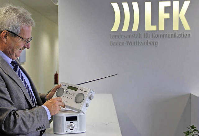 Stolzer LfK-Prsident Langheinrich mit DAB+-Radio   | Foto: LFK